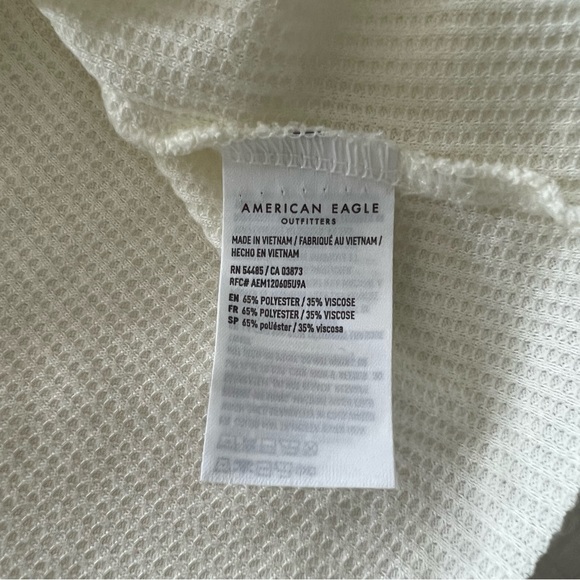 Cropped Long-Sleeve Henley T-Shirt - Picture 9 of 9